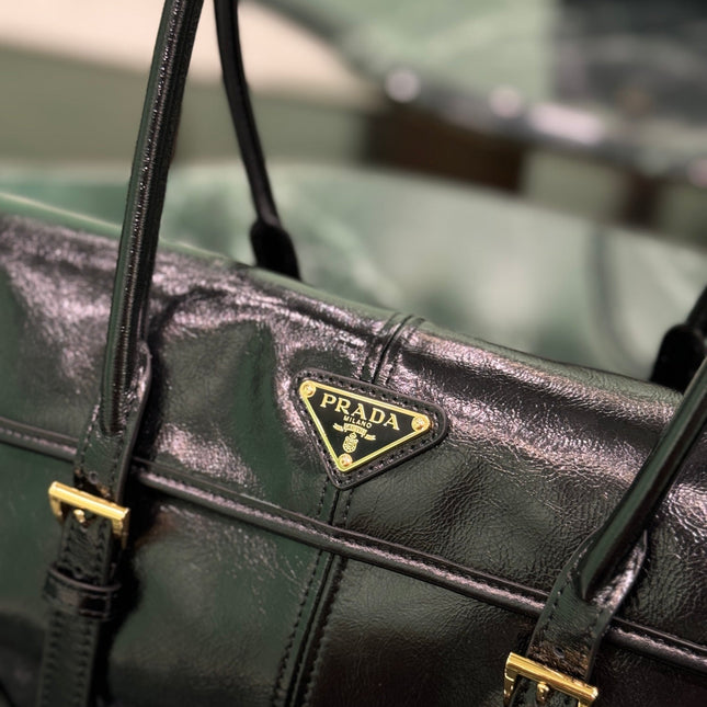 HANDBAG 31 IN BLACK OIL WAX LAMBSKIN