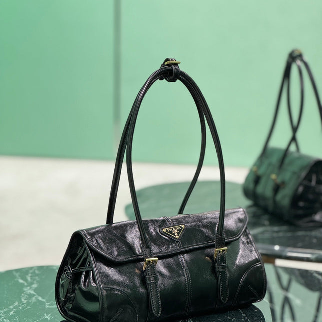 HANDBAG 31 IN BLACK OIL WAX LAMBSKIN