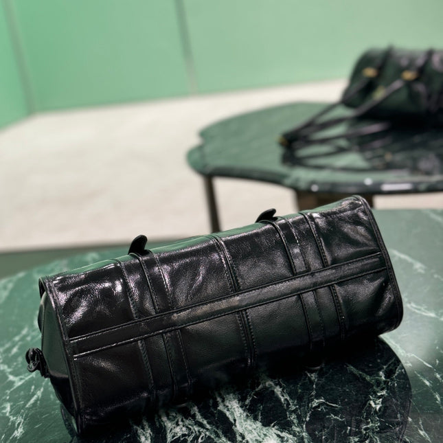 HANDBAG 31 IN BLACK OIL WAX LAMBSKIN