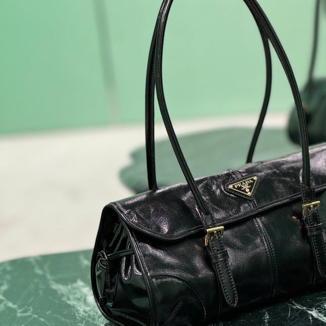 HANDBAG 31 IN BLACK OIL WAX LAMBSKIN
