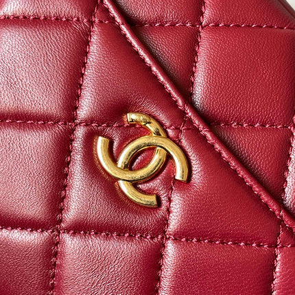 CAMERA BAG 18 IN RED QUILTED LAMBSKIN DOUBLE C GOLD COIN