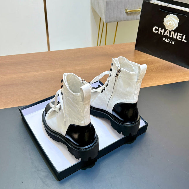 CHANEL 25S HIGH ANKLE BOOTS WITH ZIPPER IN WHITE GLOSSY CALFSKIN GOLD HARDWRE