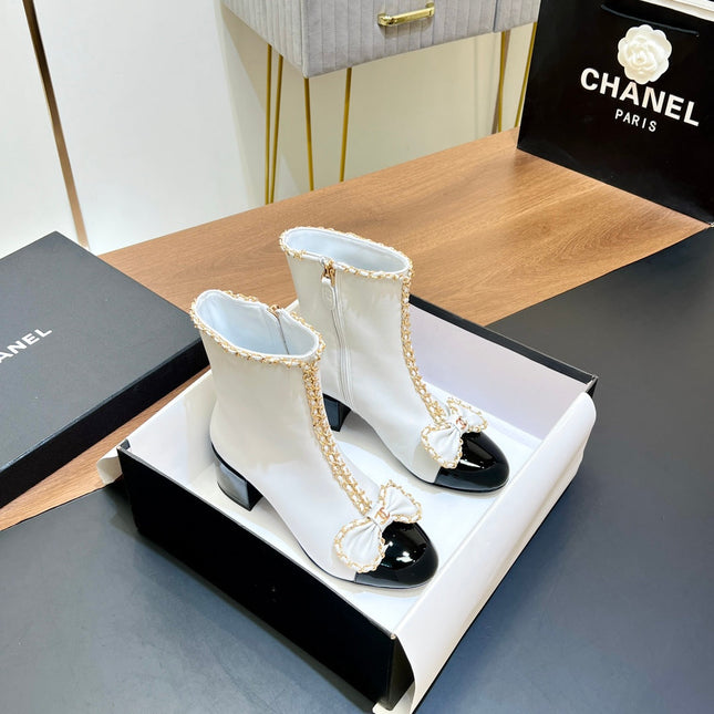 CHANEL 25S HEELED CHAIN BOOTS WITH BOW IN WHITE CALFSKIN GOLD HARDWRE