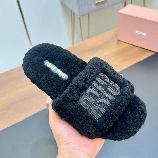 SLIPPERS IN BLACK LAMB WOOL