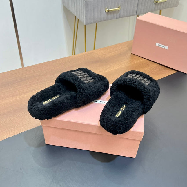 SLIPPERS IN BLACK LAMB WOOL