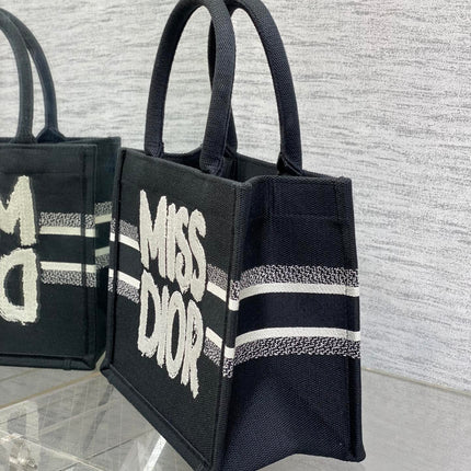 BOOK TOTE 26 IN BLACK MIX WHITE CANVAS 226506