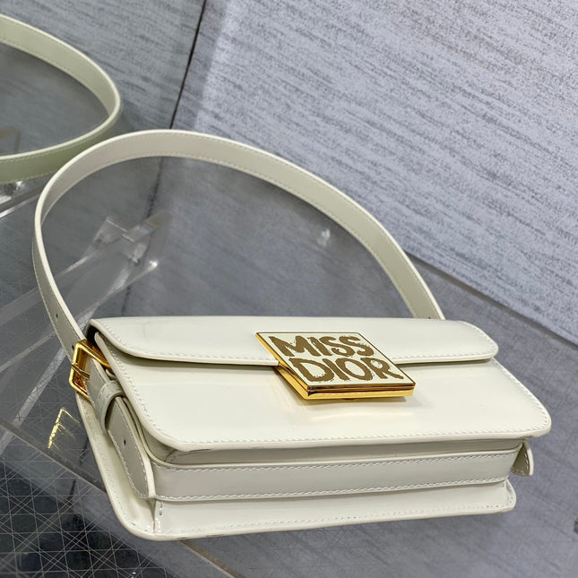 FLAP BAG 18 IN WHITE PATENT CALFSKIN