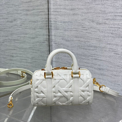 GROOVE 17 BAG IN WHITE MACROCANNAGE CALFSKIN WITH GOLD HARDWARE