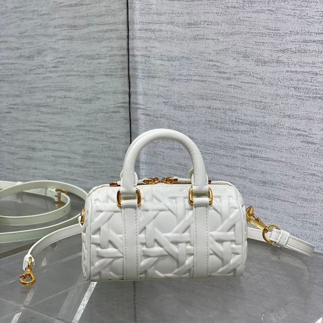 GROOVE 17 BAG IN WHITE MACROCANNAGE CALFSKIN WITH GOLD HARDWARE