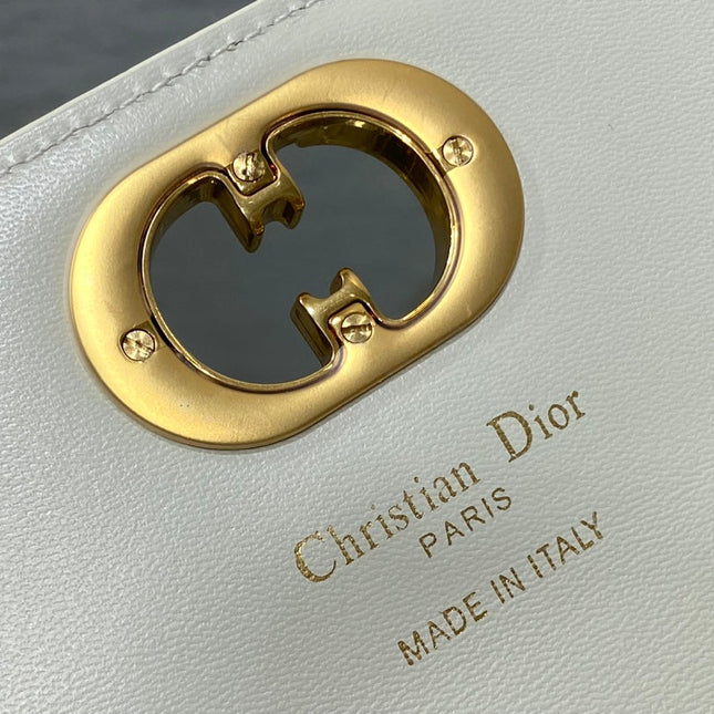 MONTAIGNE AVENUE MINI 19 BAG IN WHITE CALFSKIN WITH GOLD HARDWARE
