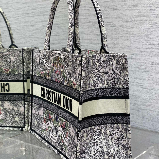 MEIDUM 36 BOOK TOTE IN COLORFUL CANVAS 226290