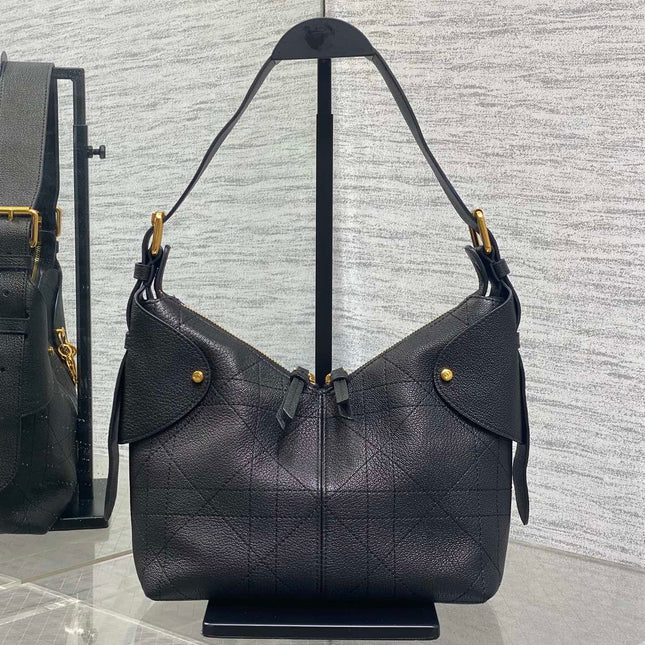 DIOR 25S SMALL VOYAGE BAG 23 IN BLACK FLAT MACROCANNAGE GRAINED CALFSKIN