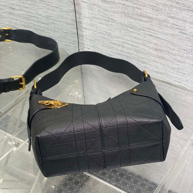 DIOR 25S SMALL VOYAGE BAG 23 IN BLACK FLAT MACROCANNAGE GRAINED CALFSKIN