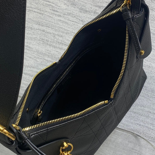 DIOR 25S SMALL VOYAGE BAG 23 IN BLACK FLAT MACROCANNAGE GRAINED CALFSKIN