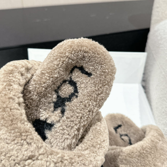 LW SHEARLING THONG SLIPPER IN LIGHT BROWN