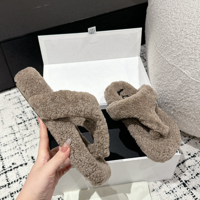 LW SHEARLING THONG SLIPPER IN LIGHT BROWN