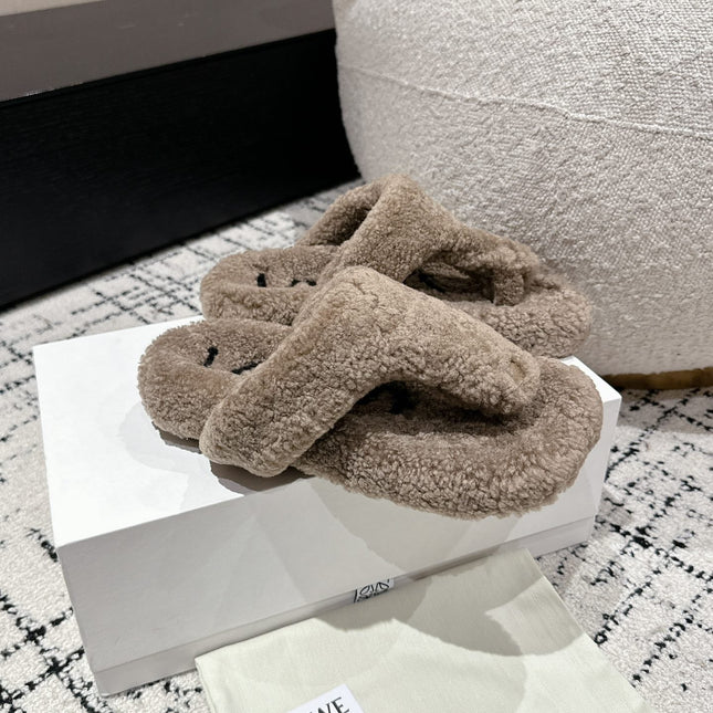 LW SHEARLING THONG SLIPPER IN LIGHT BROWN