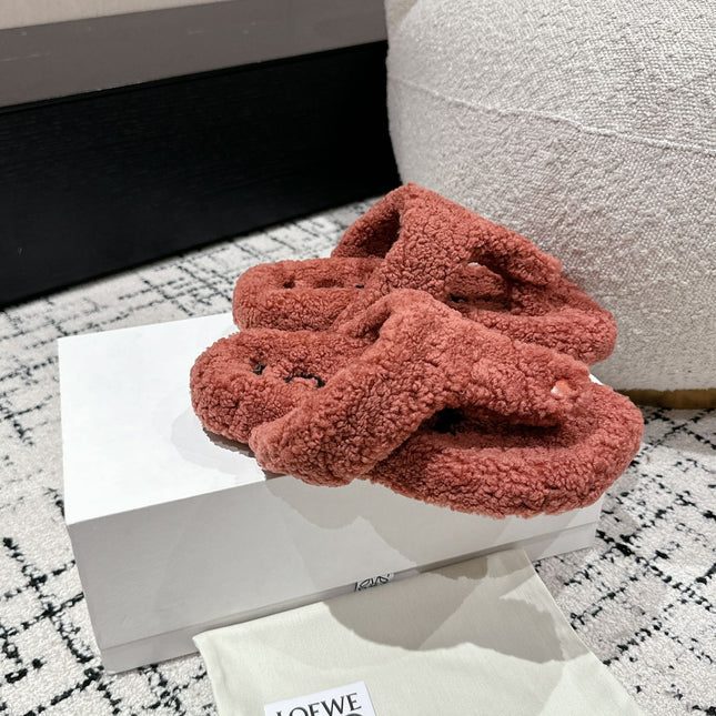 LW SHEARLING THONG SLIPPER IN BRICK