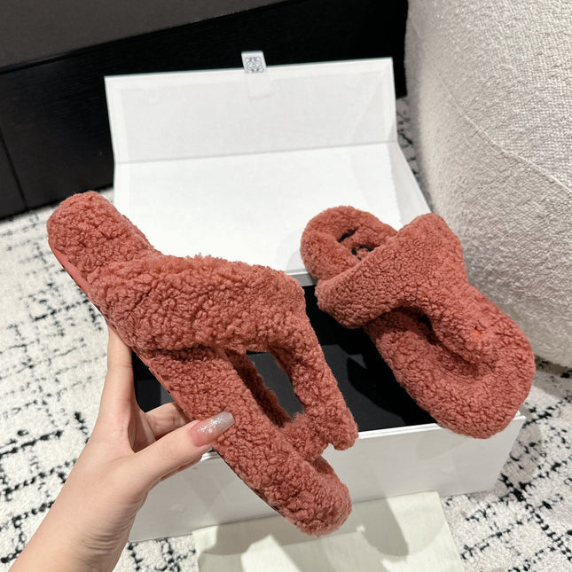 LW SHEARLING THONG SLIPPER IN BRICK