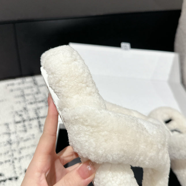 LW SHEARLING THONG SLIPPER IN WHITE