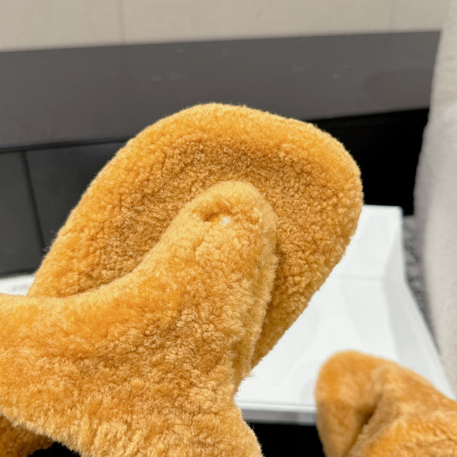 LW SHEARLING THONG SLIPPER IN BRONZE