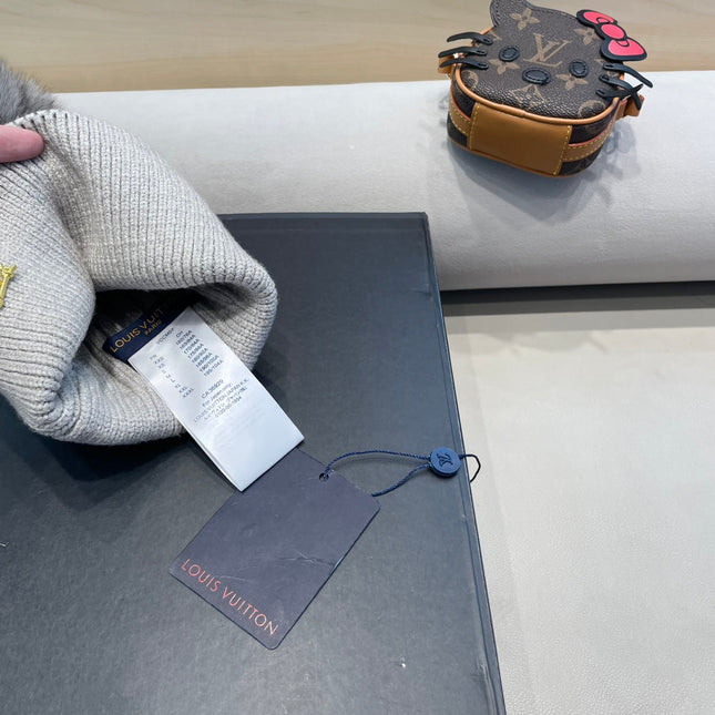 KNITTED BEANIE HAT IN LIGHT GRAY WOOL AND FOX FUR 409791