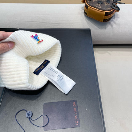 KNITTED BEANIE HAT IN WHITE WOOL 426215