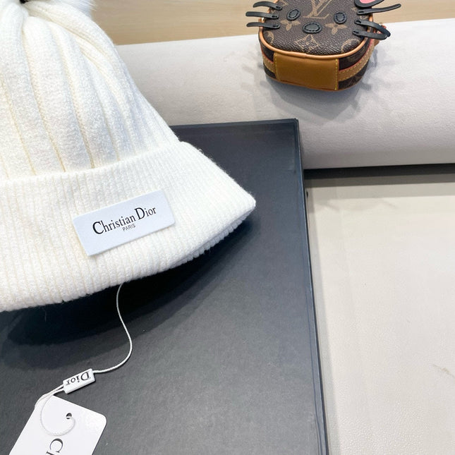 KNITTED BEANIE HAT IN WHITE WOOL AND FOX FUR 435031