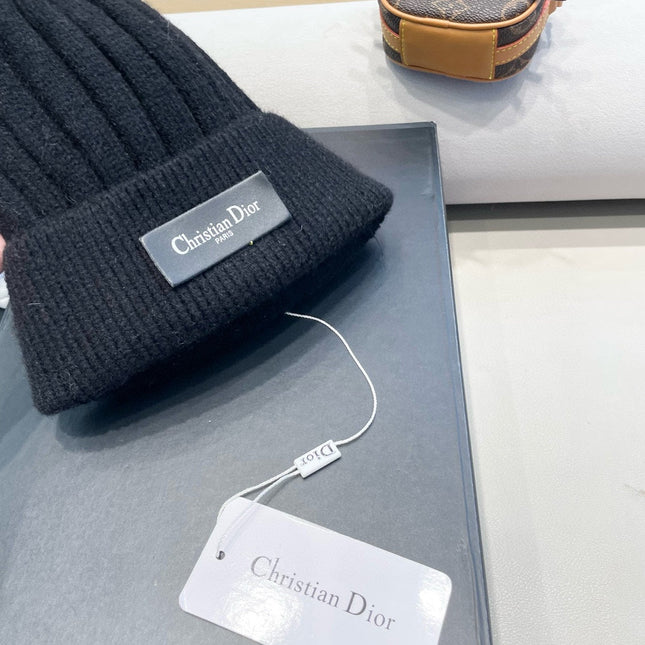 KNITTED BEANIE HAT IN BLACK WOOL AND FOX FUR 435035