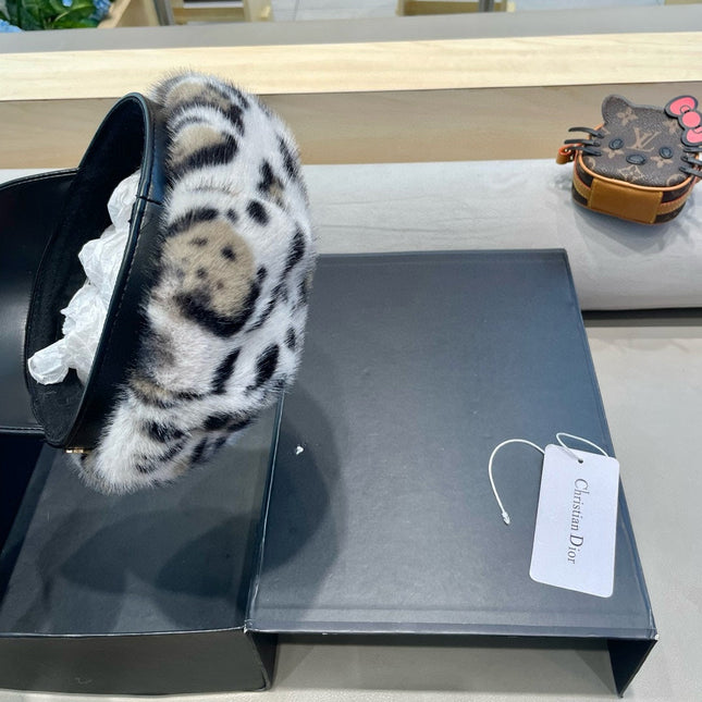 BAKER BOY HAT IN WHITE MINK FUR 438087