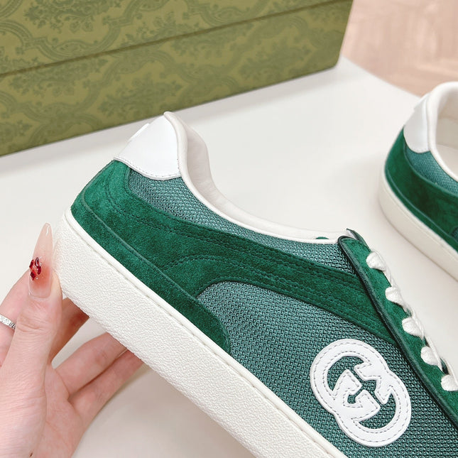 SNEAKER WITH INTERLOCKING G IN GREEN FOREST SUEDE AND MESH