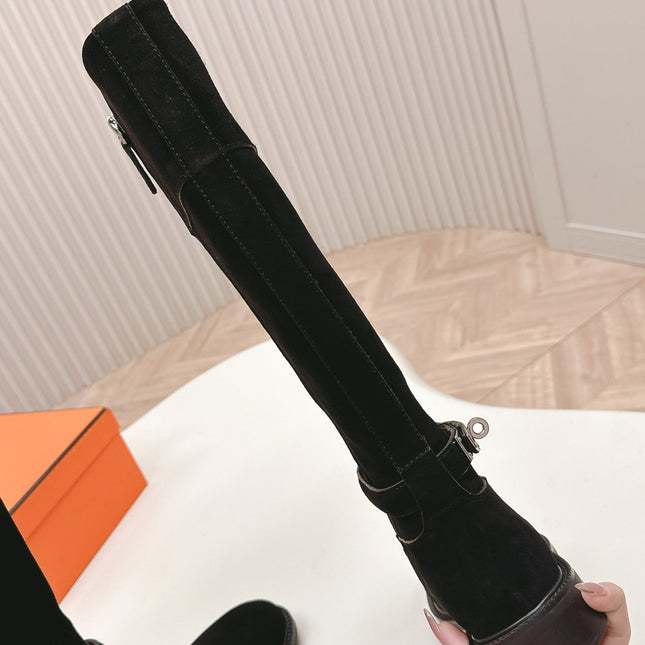 KNEE HIGH BOOTS IN BLACK SUEDE WITH SILVER BUCKLE