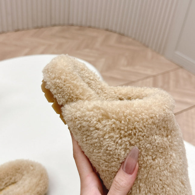 MULES ATTACHED TRIANGLE LOGO IN BEIGE SHEARLING