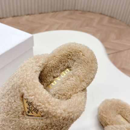 MULES ATTACHED TRIANGLE LOGO IN BEIGE SHEARLING