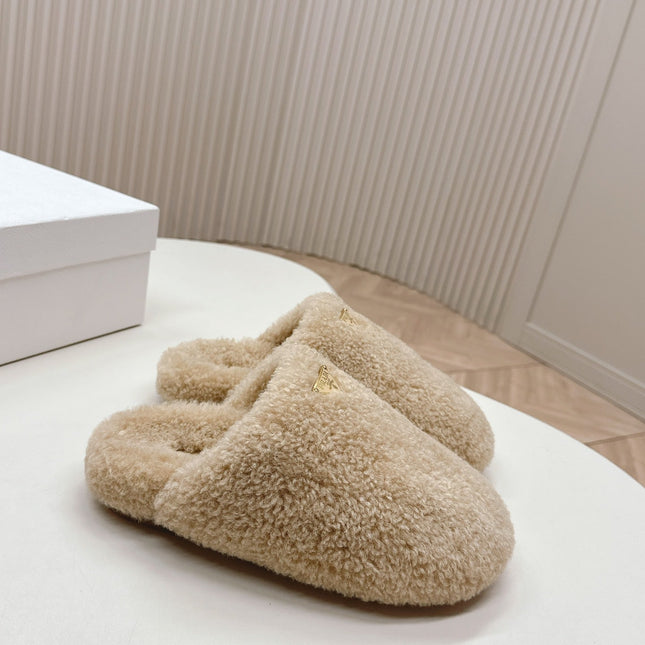 MULES ATTACHED TRIANGLE LOGO IN BEIGE SHEARLING