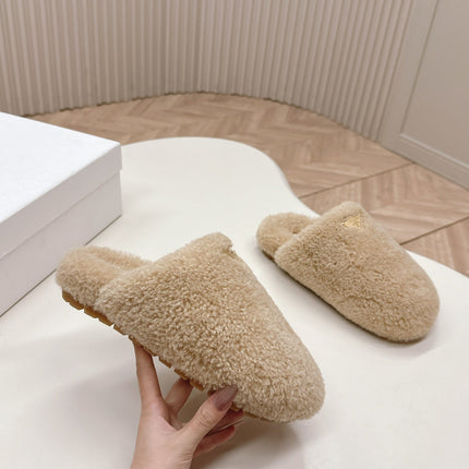 MULES ATTACHED TRIANGLE LOGO IN BEIGE SHEARLING