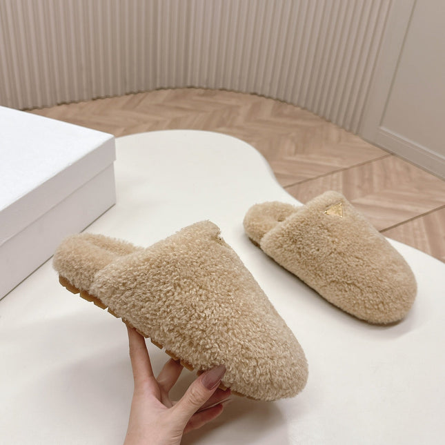 MULES ATTACHED TRIANGLE LOGO IN BEIGE SHEARLING