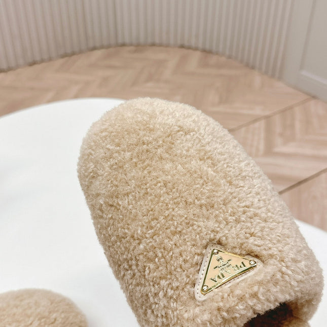 MULES ATTACHED TRIANGLE LOGO IN BEIGE SHEARLING