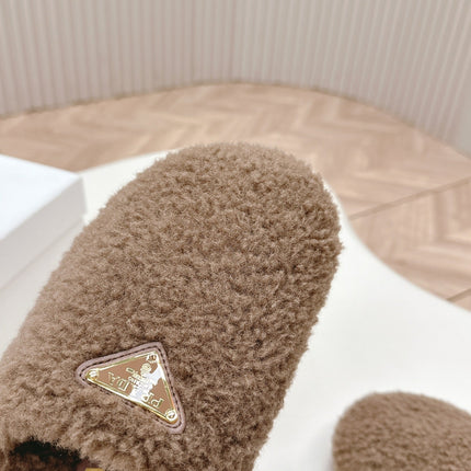 MULES ATTACHED TRIANGLE LOGO IN WOOD BROWN SHEARLING