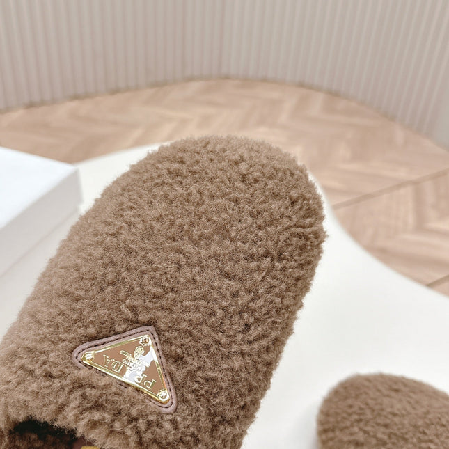 MULES ATTACHED TRIANGLE LOGO IN WOOD BROWN SHEARLING
