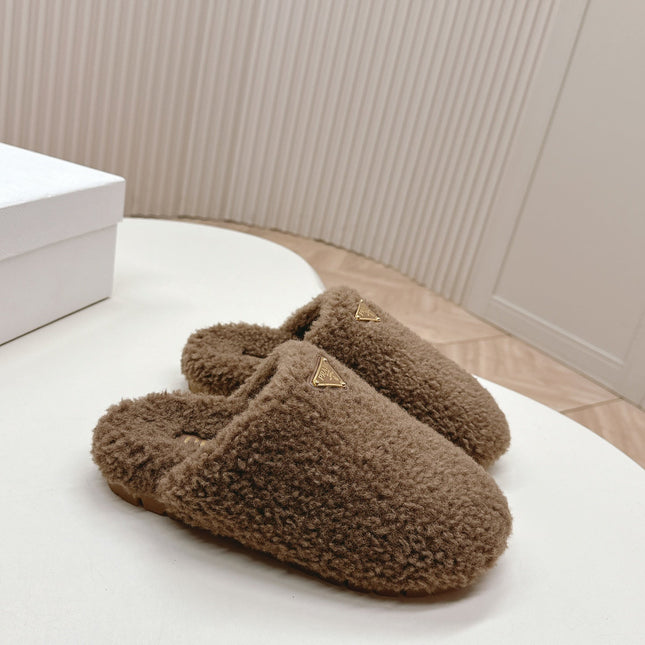 MULES ATTACHED TRIANGLE LOGO IN WOOD BROWN SHEARLING