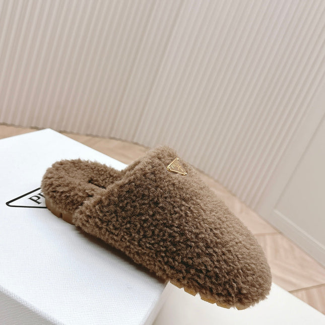 MULES ATTACHED TRIANGLE LOGO IN WOOD BROWN SHEARLING