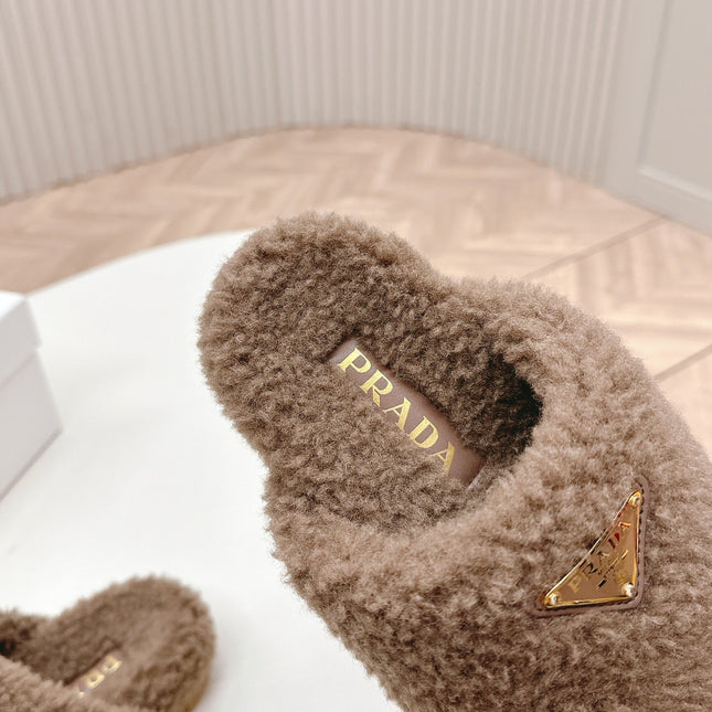 MULES ATTACHED TRIANGLE LOGO IN WOOD BROWN SHEARLING