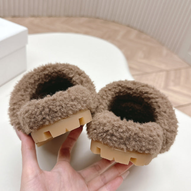 MULES ATTACHED TRIANGLE LOGO IN WOOD BROWN SHEARLING