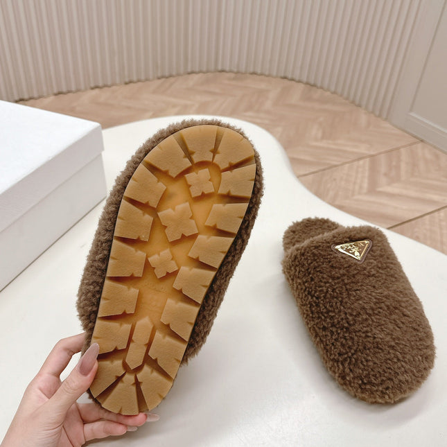 MULES ATTACHED TRIANGLE LOGO IN WOOD BROWN SHEARLING