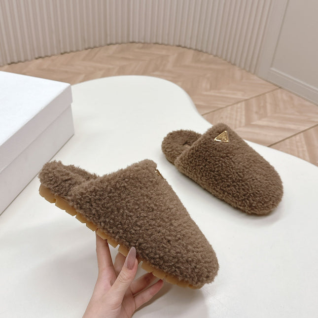 MULES ATTACHED TRIANGLE LOGO IN WOOD BROWN SHEARLING