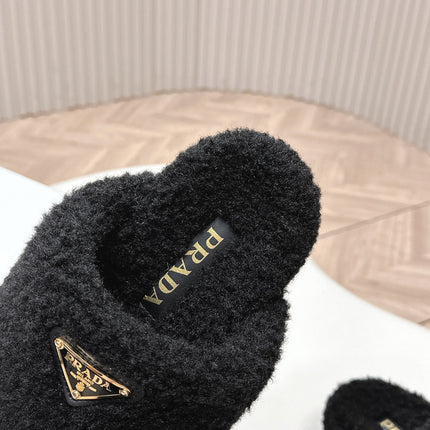 MULES ATTACHED TRIANGLE LOGO IN BLACK SHEARLING