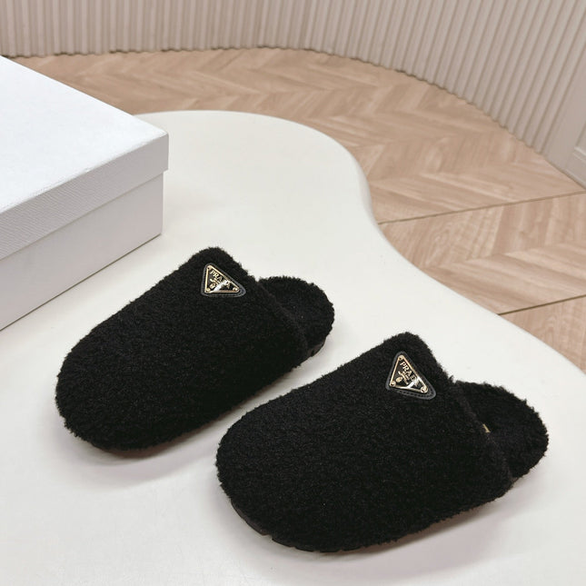 MULES ATTACHED TRIANGLE LOGO IN BLACK SHEARLING