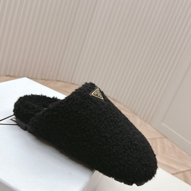 MULES ATTACHED TRIANGLE LOGO IN BLACK SHEARLING