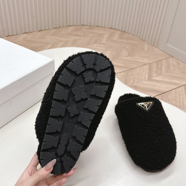 MULES ATTACHED TRIANGLE LOGO IN BLACK SHEARLING